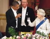 英国歌响起奥巴马不肃立喊敬酒 女王尴尬