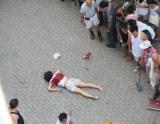 许昌女子闹区被杀 过路民众合力制服杀人男子