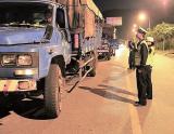 普洱交警24小时坚守路面执勤 地震灾区道路畅通无阻
