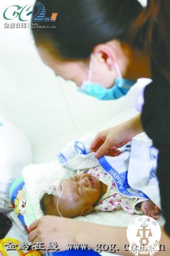 早产女婴因肠炎不能吃奶粉 数十爱心妈妈送母乳