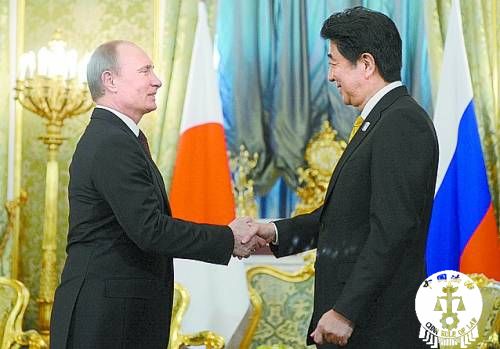 俄罗斯总统普京（左）4月29日在莫斯科与来访的日本首相安倍晋三会谈。 新华社/法新