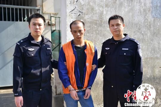 民警在广州市番禺区将犯罪嫌疑人覃某抓获黄勋杰摄