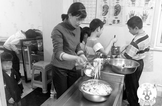 4月20日记者探访时，学生们的晚餐是炒土豆和面条(右图)，但张利民吃的是厨房单独做的四菜一汤(左图)