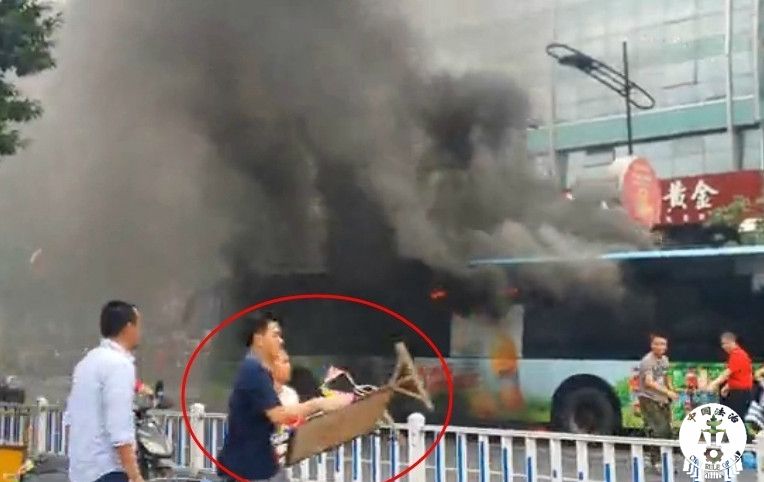 杭州公交纵火案事故现场