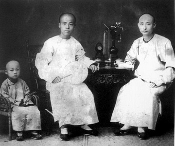 1904年，商衍瀛(中)、商衍鎏兄弟摄于北京，小童为商承祖