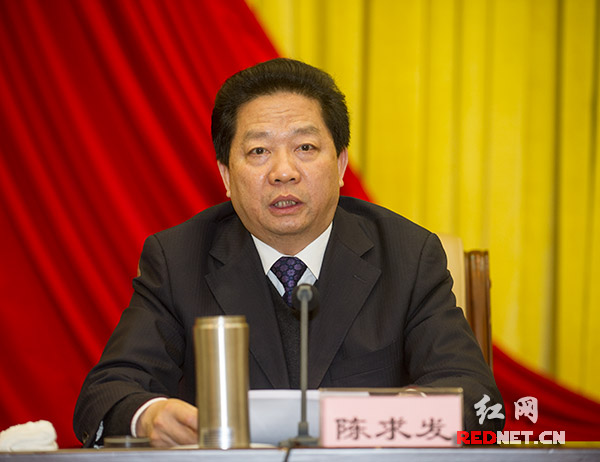 湖南省政协主席陈求发传达全国政协十二届二次会议精神。