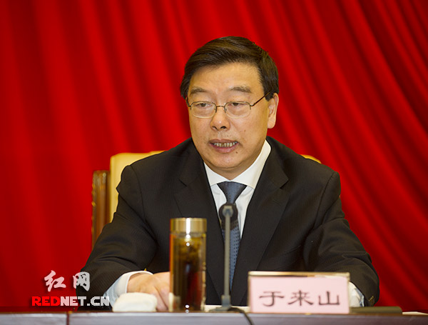 湖南省人大常委会副主任于来山传达十二届全国人大二次会议精神。