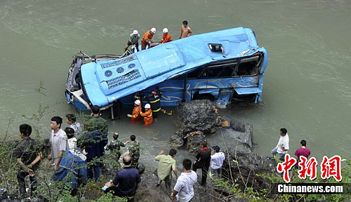 一辆载35人大客车重庆巫溪坠河已致4人遇难