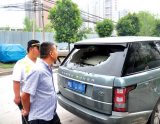 郑州路虎街边被砸 车内中华烟茅台酒被盗