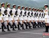 三军仪仗队首次有女兵参加大阅兵