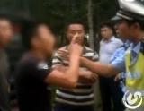 司机违章被查骂交警 大喊“我儿子是国防生”