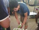 男子买1箱30斤苦瓜 里面装6瓶水重10斤