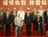 习近平都向谁颁发了纪念章 30位获颁者名单公布