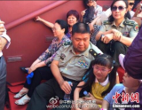 毛泽东嫡孙毛新宇携夫人子女现身阅兵式观礼台