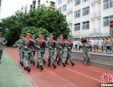 福州小学师生与阅兵“英模部队”共度别样教师节