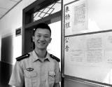 持刀男子被武警学员制服 在其怀中睡着