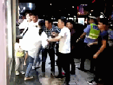 开宝马女司机踹小女孩被银行停职