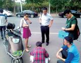 郑州老人街头摔倒 两高中生上前搀扶路人拍照作证