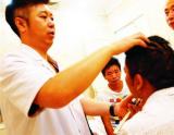 亲兄弟先后变“老男孩” 90后长着老人的脸