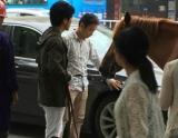 宝马车遇真马司机按喇叭催促被一脚踢坏车
