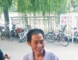 男孩把酒瓶底当乌龟捕捉滑入金水河 6旬老人跳河救人