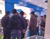 男子贷款买iPhone6s拒不还款 被警方押入商场