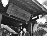 “辞职看世界女教师”今结婚 无婚戒无家人到场