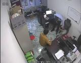 司机剐蹭人车受罚 下跪求情不成诬民警打人