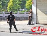 男子闹市挟持人质被特警一枪爆头