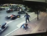 男子撞人后欲离开遭阻拦 当街暴打被撞女子