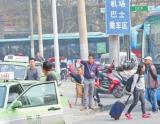 记者体验郑州火车站机场黑车拉人宰客 动辄要价几百元