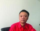 小伙高速上砸车救一家人 几秒后车子爆炸
