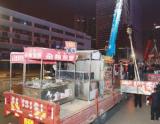 郑州百年老街被摊贩攻陷 执法队一晚清理103辆占道推车