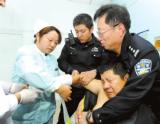 男子骑假牌照摩托撞伤交警被拘 罚款5500元