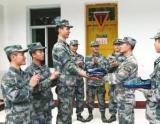 郑州小伙身高两米当新兵 为匍匐苦练“缩骨功”