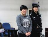 无业男装干部骗妻子家人上百万 妻子全然不知