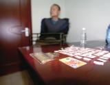 男子藏身商场待关门盗窃65件黄金 新衣直接穿走