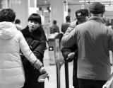 郑州地铁安检堪比机场 不拿包不带水可快速通过