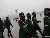 天安门广场武警雾霾天首次戴口罩执勤
