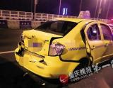 美女乘客拉开车门要跳车 司机弃车保人被追尾