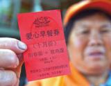 他听到环卫工没吃早饭，3年来送出41万碗阳春面