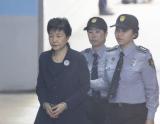 朝官媒报道朴槿惠受审：“婊子”无耻态度激起怒火