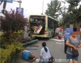 房山一货车与公交追尾多人受伤