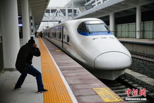 资料图：2017年12月27日，记者在贵阳北站登上了开往重庆的“试跑”动车，提前体验渝贵铁路即将带来的快捷和便利。<a target=