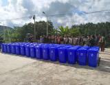 云南勐腊县农业和科技局向“挂包帮村”捐赠垃圾箱