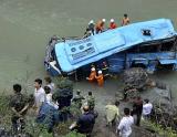 一辆载35人大客车重庆巫溪坠河 已致4人遇
