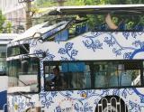 武汉一辆双层公交车撞上限高梁致10人受伤