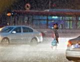 北京暴雨白昼如夜 一机场保洁员遭雷击死亡